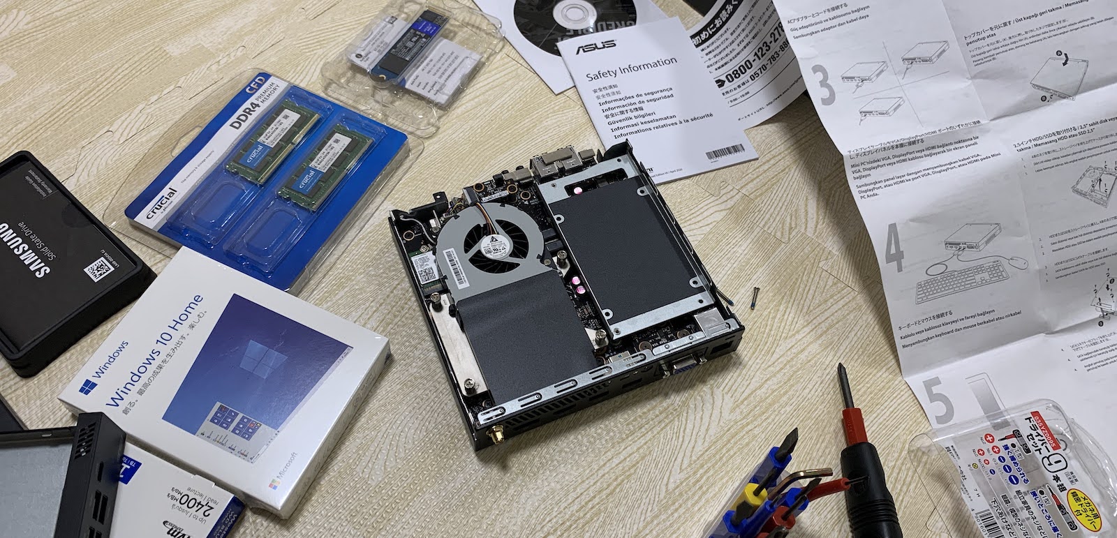 パソコンの組み立て風景
