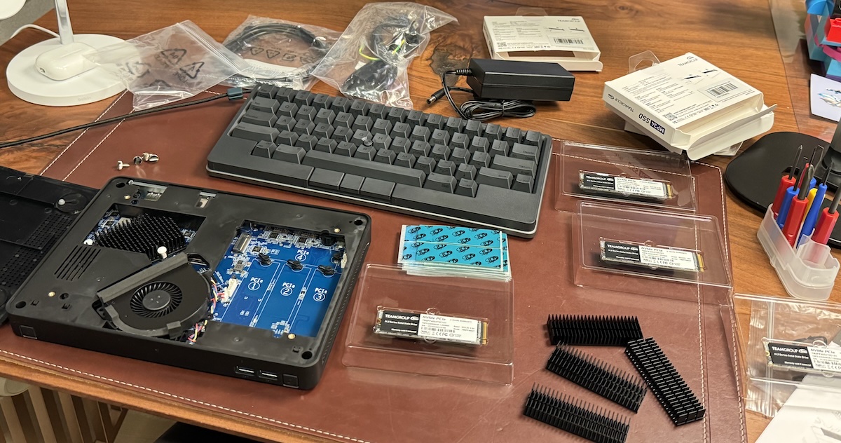 SSD取り付け作業中のデスク