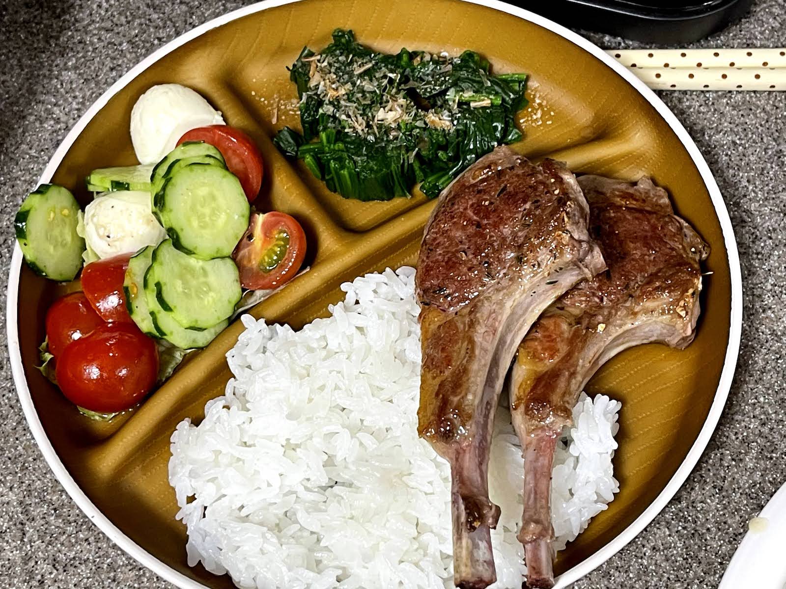 主食: ごはん／主菜: ラムチョップ／副菜: サラダ、ほうれん草