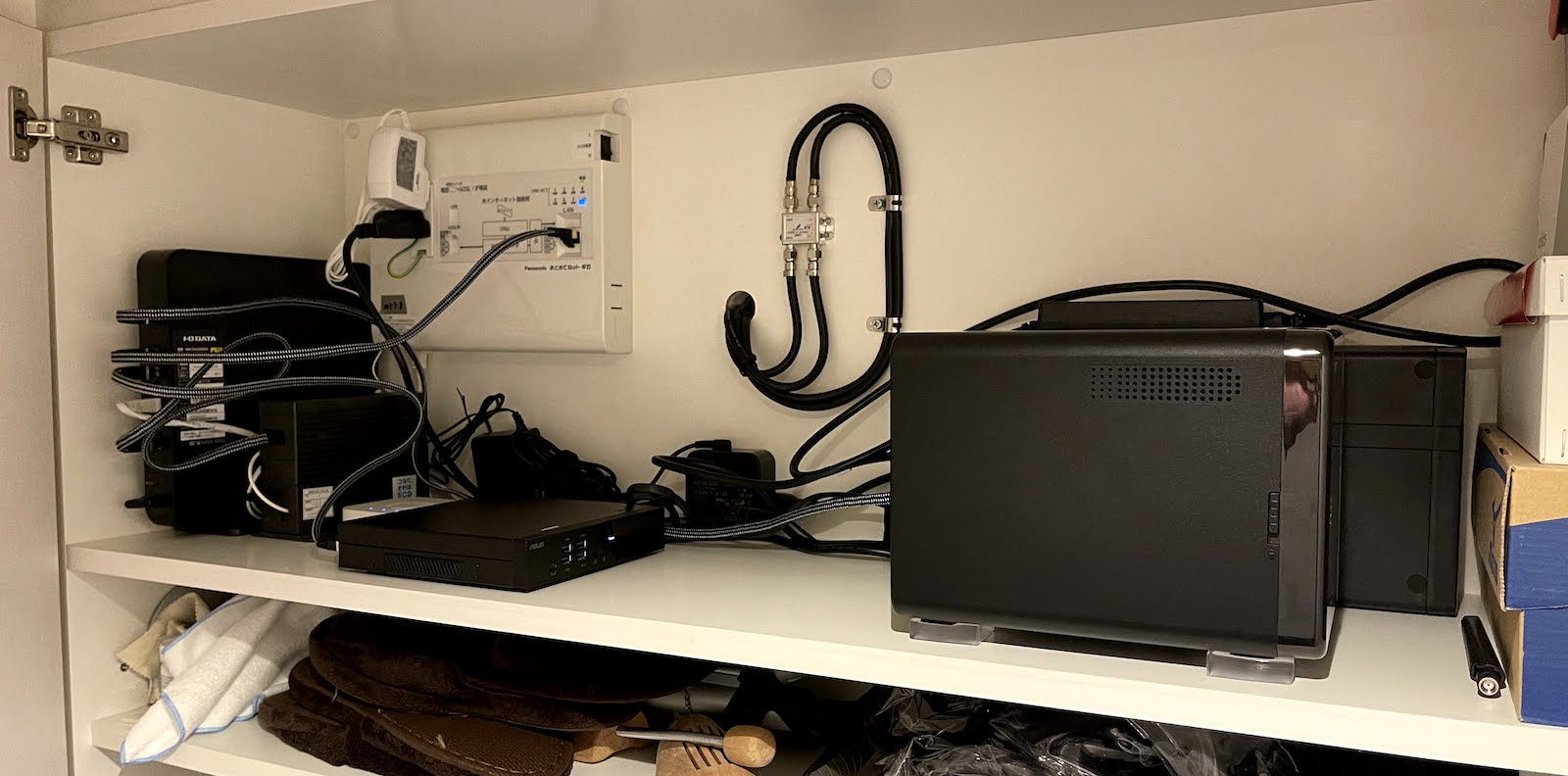 靴箱に設置されたNAS